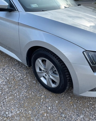 Skoda Superb cena 59000 przebieg: 236000, rok produkcji 2017 z Łęczna małe 121
